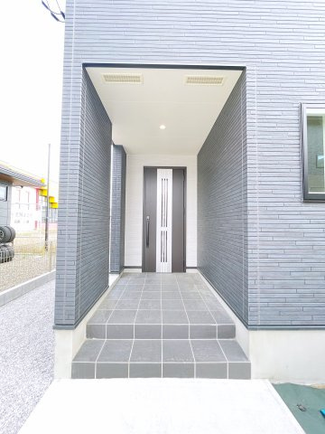 伊勢崎市寿町　CLEIAS TOWN　全8棟の玄関|奥行きがあるので雨が降っても開閉に心配ありません！