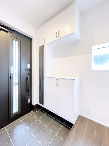 伊勢崎市寿町　CLEIAS TOWN　全8棟の玄関|白を基調とした明るい玄関は、家族やお客様を爽やかにお出迎え♪収納も完備でスッキリ空間♪