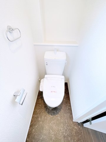 伊勢崎市寿町　CLEIAS TOWN　全8棟のトイレ|小窓付きで自然光が入る明るくて爽やかなトイレ空間です！