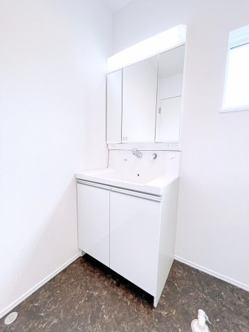 伊勢崎市寿町　CLEIAS TOWN　全8棟の独立洗面台|三面鏡タイプの独立洗面台で、身だしなみチェックも収納力も◎洗面まわりもすっきり清潔に保てます！