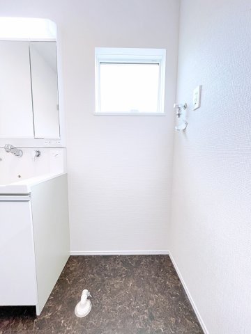 伊勢崎市寿町　CLEIAS TOWN　全8棟のランドリースペース|生活感を抑えたホワイト基調のランドリースペース♪洗濯作業も気持ちよく進みますね♪