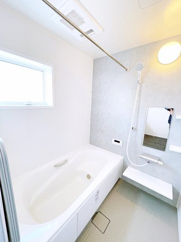 伊勢崎市寿町　CLEIAS TOWN　全8棟の浴室|自然光が入る小窓付きのバスルーム♪物干し竿＆浴室乾燥で天気に左右されません♪