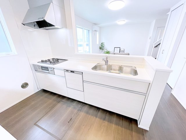 伊勢崎市寿町　CLEIAS TOWN　全8棟のキッチン|明るいホワイトトーンの対面式キッチンで、料理中もリビングの様子が見えて安心です♪