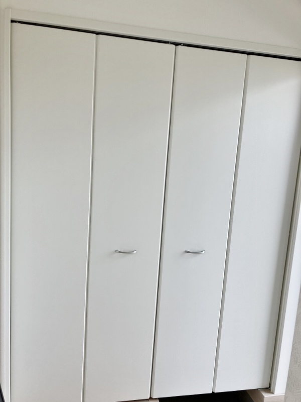 碧南市東浦町の収納|大容量の玄関収納。可動棚だからブーツも簡単に収納できます！