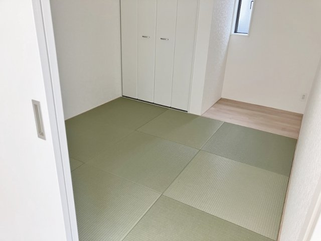 碧南市東浦町の和室|リビングと続き間になる洋風和室5.2帖