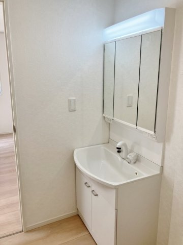 碧南市東浦町の独立洗面台|豊富な収納3面鏡。もちろんシャワー水栓です♪