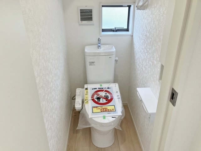 碧南市東浦町のトイレ|1階2階ともにシャワートイレです。大変便利な収納棚がついています