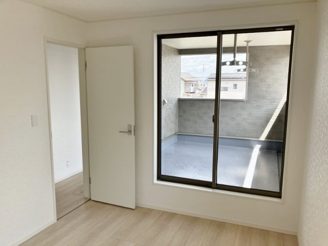 碧南市東浦町の寝室|主寝室6帖。屋根のあるバルコニーに面しています