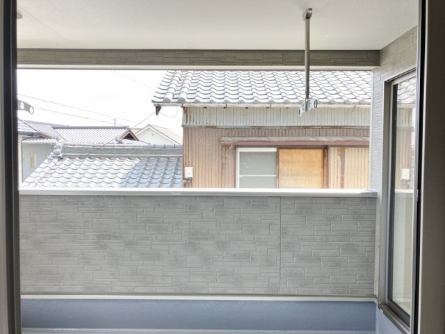 碧南市東浦町のバルコニー|廊下から出入りできるバルコニーは部屋を通らず洗濯物が干せて便利です