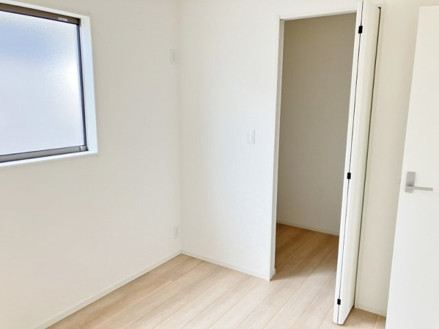 碧南市東浦町の収納|ウォークインクローゼット1.5帖。もはやお部屋になりえる広さ