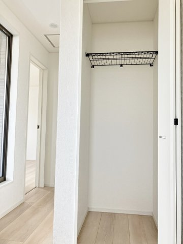 碧南市東浦町の収納|2階の収納。上部にラックが付いているからデッドスペースを上手に活用