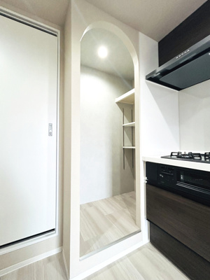 【収納】 | 多摩川久地パークハイツ | キッチン横のパントリーです。