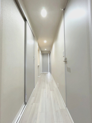 【玄関】 | 多摩川久地パークハイツ | 明るくシンプルな廊下が、お部屋へとつながります。