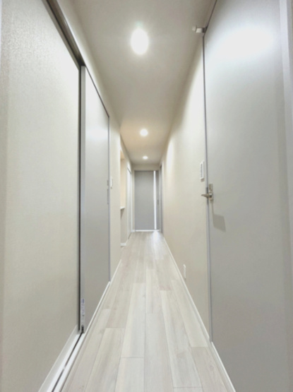 【玄関】 | 多摩川久地パークハイツ | 明るくシンプルな廊下が、お部屋へとつながります。