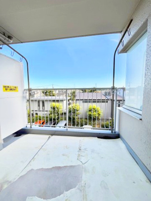 【バルコニー】 | 多摩川久地パークハイツ | リビングに繋がる南向きのバルコニーです。
