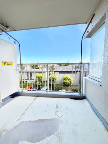【バルコニー】 | 多摩川久地パークハイツ | リビングに繋がる南向きのバルコニーです。
