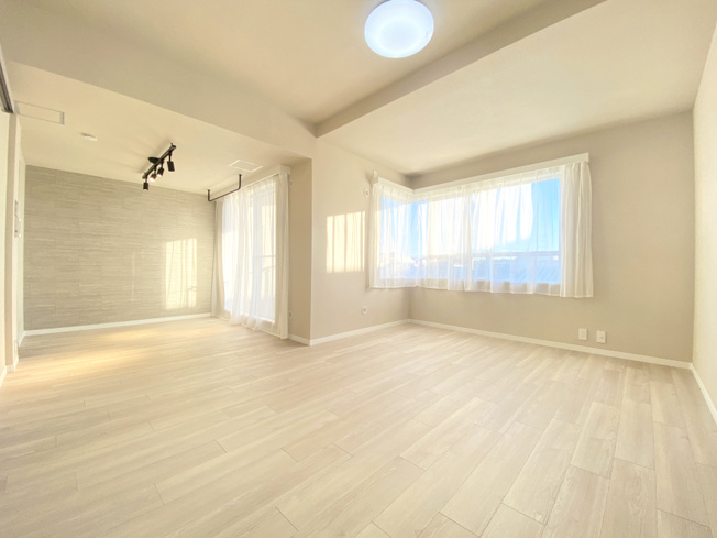 【居間・リビング】 | 多摩川久地パークハイツ | 約18帖の広々リビング♪南向きで陽当たり良好！窓が多く通風も◎
