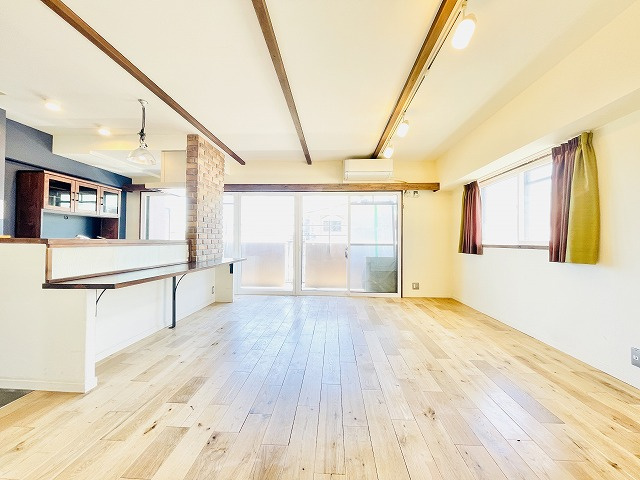 【居間・リビング】 | ダイアパレス西長住 | 南向きのLDK。大きな窓があり、日当たり・通風良好です◎木の温もりを感じれる落ち着いたリビングです♪