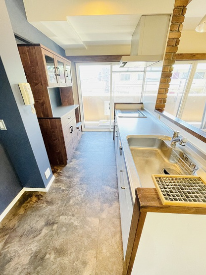 【キッチン】 | ダイアパレス西長住 | 人気の対面式キッチン。アイランドキッチンのため、リビングとの行き来がしやすく開放感があります♪