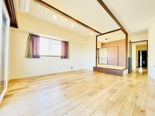 【居間・リビング】 | ダイアパレス西長住 | リビングには小上がりの和室が隣接しており、お子様の遊び場やお昼寝・来客時には客間としても◎