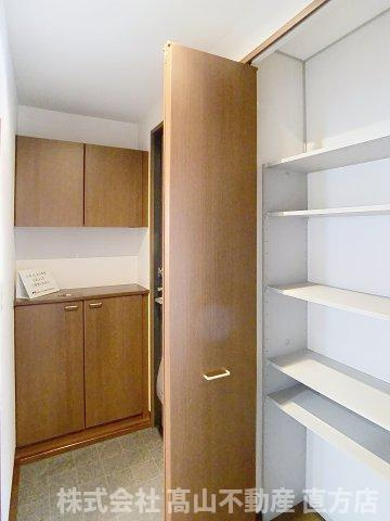 直方市新町１丁目のアパートの収納