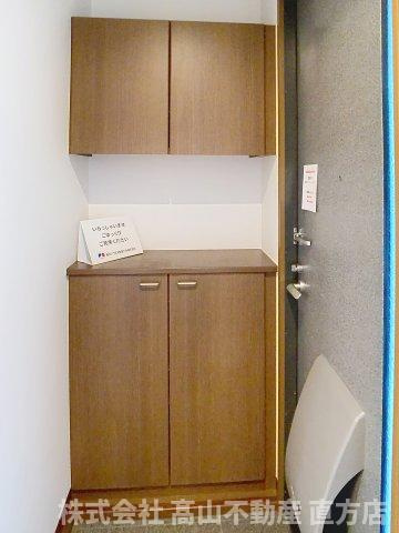 直方市新町１丁目のアパートの玄関