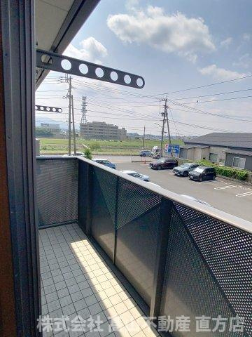 直方市新町１丁目のアパートのバルコニー