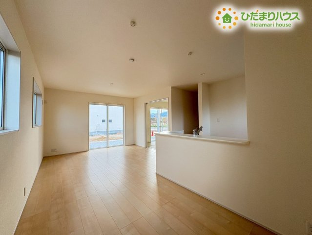 寄居町露梨子　新築一戸建て　リーブルガーデン　02の居間・リビング|奥行きがあり、ダイニングテーブルやソファを配置しやすい縦長のリビングです！隣接するお部屋の扉を開放すれば、さらに広々とした空間になり、お友達が集まった際ものびのびと心地よく過ごせます♪
