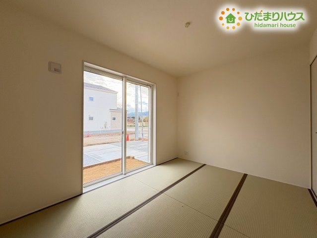 寄居町露梨子　新築一戸建て　リーブルガーデン　02の和室|リビングからそのまま繋がる、ゴロゴロと横になれる便利な和室です！小さなお子様のお昼寝スペースや遊び場として重宝するほか、来客時には座布団を敷いておもてなしのスペースとしても大活躍します！