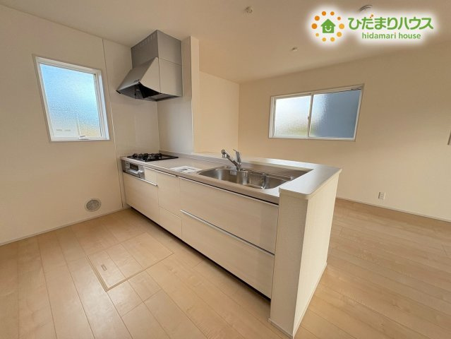 寄居町露梨子　新築一戸建て　リーブルガーデン　02のキッチン|3口コンロとお手入れしやすいシンクを備えたシステムキッチンです！上部を遮る吊戸棚がないためリビングへの視界が開けており、お料理中もテレビを見たり家族との会話を楽しんだりしながら作業できます(^^)/
