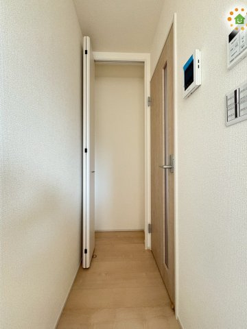 寄居町露梨子　新築一戸建て　リーブルガーデン　02の収納|リビングの一角に設置された、スリムながらも高さのある便利な収納です！掃除機やフローリングワイパーなどの日用品をサッと出し入れできる場所に保管できるため、気がついた時にすぐお掃除が始められます！