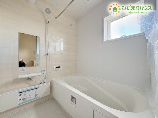 寄居町露梨子　新築一戸建て　リーブルガーデン　02の浴室|足を伸ばしてゆったりとお湯に浸かれる清潔感のあるお風呂です！換気窓がついているため、入浴後に開けておくだけでカビ予防に役立ちます！