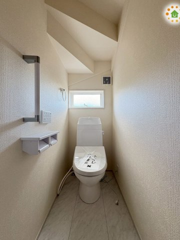 寄居町露梨子　新築一戸建て　リーブルガーデン　02のトイレ|階段下のデッドスペースを無駄なく活かしたコンパクトなトイレです！上部に小窓が配置されているため暗くなりがちな空間に光が差し込み、換気扇と合わせて使用することで空気の入れ替えもスッキリ行えます◎