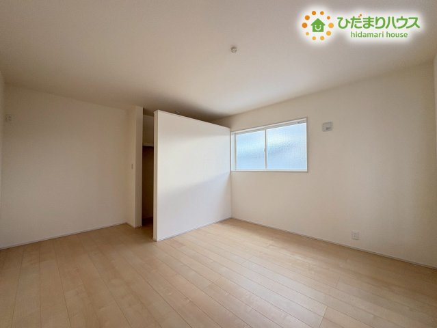 寄居町露梨子　新築一戸建て　リーブルガーデン　02の内装|白を基調とした壁紙に、ナチュラルな木目調の床がマッチしたお部屋です！どんなデザインの家具とも相性がよく、お好みのインテリアを自由に配置して、お気に入りの落ち着く空間を作り上げられます！