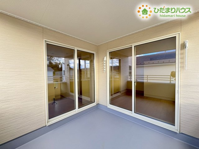 寄居町露梨子　新築一戸建て　リーブルガーデン　02のバルコニー|2ヵ所から出入りができるバルコニーです！十分な幅があるため、シーツやたくさんの洗濯物を一度にまとめて干せるほか、南側の開けたお空を眺めながら一息つくこともできます！