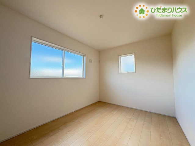 寄居町露梨子　新築一戸建て　リーブルガーデン　02の洋室|独立性の高い配置で、子供部屋や趣味の部屋にぴったりな洋室です！2面に窓が設けられているため効率よく空気の通り道を作ることができ、お部屋全体の空気をいつでも新鮮な状態に保つことができます！