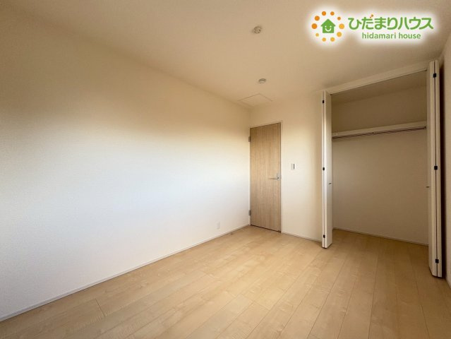 寄居町露梨子　新築一戸建て　リーブルガーデン　02の収納|各洋室にしっかりとクローゼットが完備されています！お洋服だけでなく、季節物の家電やスーツケースなどの大きな荷物もすっきりと収まるため、居住スペースに余計なものを置かずに広く使えます◎