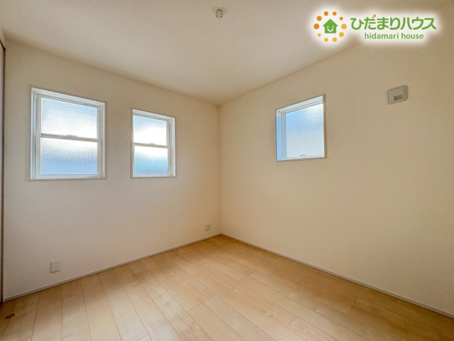 寄居町露梨子　新築一戸建て　リーブルガーデン　02の子供部屋|明るい光が差し込む小窓が並んだ、可愛らしい雰囲気の洋室です！学習机やベッドを配置しやすい綺麗な間取りで、おもちゃや勉強道具をしっかり収納できるクローゼットもあるためお片付けが捗ります！
