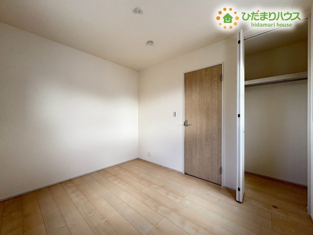 寄居町露梨子　新築一戸建て　リーブルガーデン　02の収納|扉付きのしっかりとしたクローゼットで、中の荷物を隠してスッキリ見せられます！ハンガーパイプ付きなので大切な衣類にシワをつけずに保管でき、衣替えの作業もハンガーを移動させるだけで完了します！