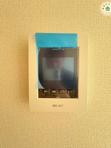 寄居町露梨子　新築一戸建て　リーブルガーデン　02のセキュリティ|来客の顔を室内からしっかり確認できるTVモニター付きインターホンです！録画機能がついているため、留守中の訪問者も後からチェックでき、不意のチャイムにも落ち着いて対応できて防犯面を高めます◎