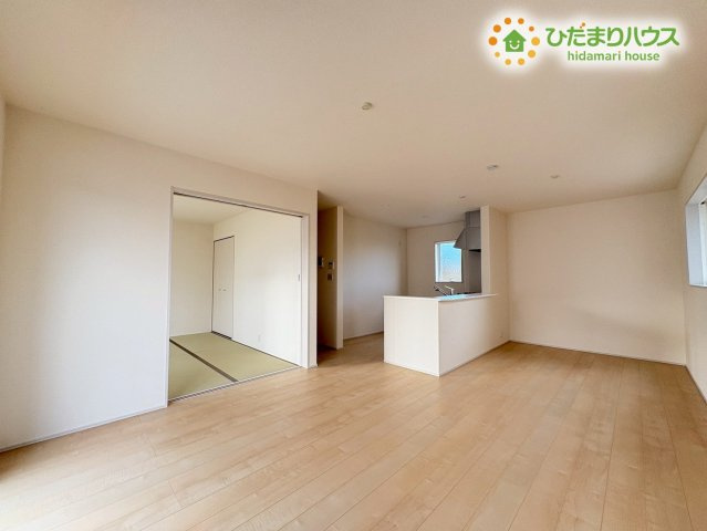 寄居町露梨子　新築一戸建て　リーブルガーデン　02の居間・リビング|対面式キッチンからフロア全体を見渡せる開放的なリビングです！お料理中もリビングで遊ぶお子様の様子がすぐに確認できます！大きな窓から自然光が入り、日中は照明なしでも心地よく過ごせます(-ω-)/