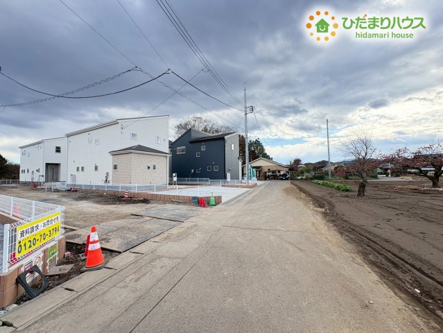 寄居町露梨子　新築一戸建て　リーブルガーデン　02の前面道路含む現地写真|舗装された平坦な道路が続いているため、ベビーカーや三輪車を押してのお散歩もスムーズです！周辺は車の通り抜けが少ない落ち着いた環境で、気になる走行音に悩まされることなく静かに暮らせます★