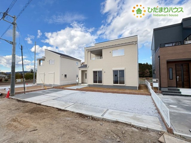 寄居町露梨子　新築一戸建て　リーブルガーデン　02の外観|東武東上線『鉢形』駅徒歩9分の好立地です☆カースペースから玄関までの距離が近いため、雨の日でも素早く室内に移動でき、お買い物袋が濡れるのを最小限に抑えられます！