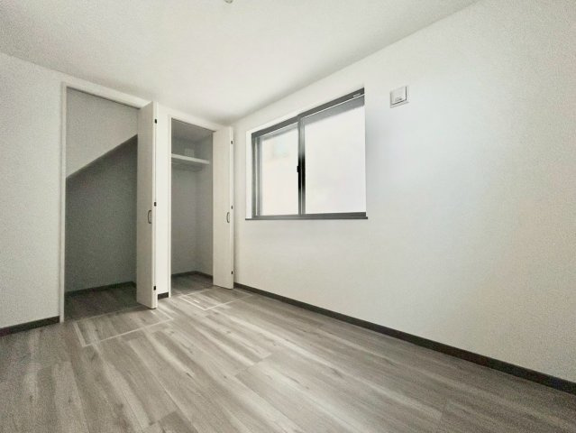 北区滝野川4丁目　新築戸建の洋室|全居室収納付きですので、お部屋を有効的に使うことが出来ます！


ご内見希望・資料請求などお気軽にお問い合わせ下さい！
03-5990-5201