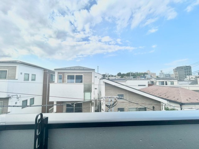 北区滝野川4丁目　新築戸建のバルコニー|朝の澄んだ空気や、夕方の清々しい風を五感で感じられるバルコニー！


ご内見希望・資料請求などお気軽にお問い合わせ下さい！
03-5990-5201