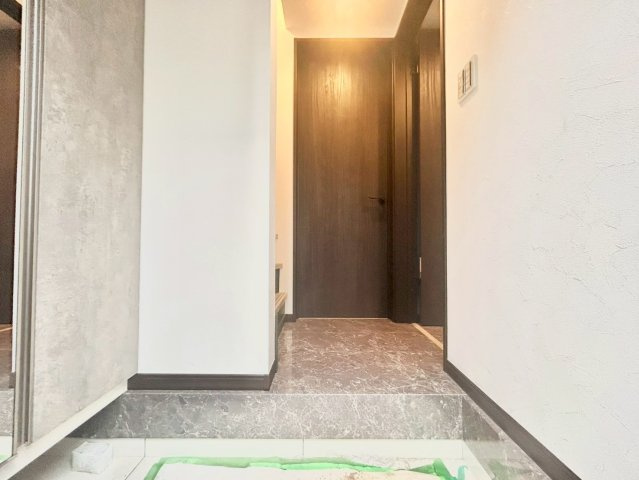 北区滝野川4丁目　新築戸建の玄関|お出かけ前の身だしなみチェックに役立つ鏡と収納完備の玄関です。

ご内見希望・資料請求などお気軽にお問い合わせ下さい！
03-5990-5201