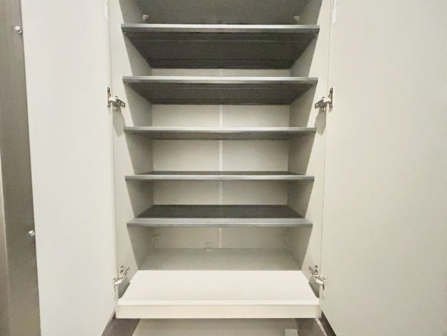 北区滝野川4丁目　新築戸建の収納|玄関横にはシューズボックスがついているため、片付いた玄関がキープできます！


ご内見希望・資料請求などお気軽にお問い合わせ下さい！
03-5990-5201