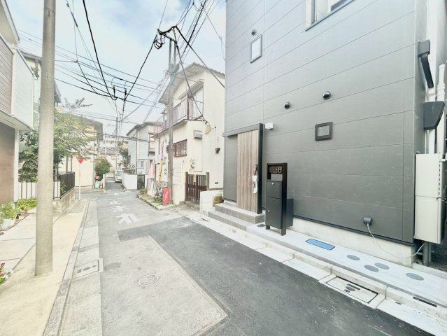 北区滝野川4丁目　新築戸建の前面道路含む現地写真|都市機能と自然が融合した価値ある住環境。

ご内見希望・資料請求などお気軽にお問い合わせ下さい！
03-5990-5201