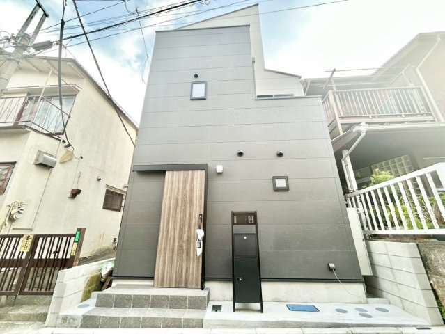 北区滝野川4丁目　新築戸建の外観|迫力のあるシックな外観が特徴の新築戸建。

ご内見希望・資料請求などお気軽にお問い合わせ下さい！
03-5990-5201