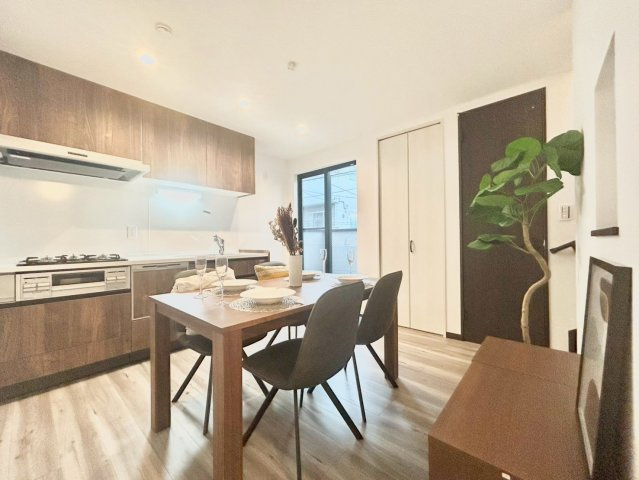 北区滝野川4丁目　新築戸建の居間・リビング|ご家族が自然と集まり会話が弾む、笑顔を育む明るい居住空間です。

ご内見希望・資料請求などお気軽にお問い合わせ下さい！
03-5990-5201